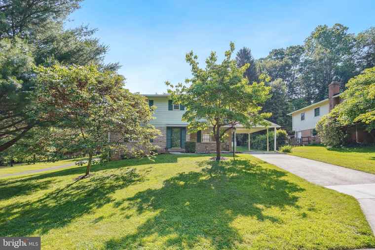 Photo of 882 Diamond Dr Gaithersburg, MD 20878