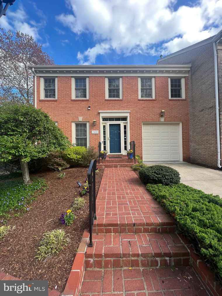 Photo of 7428 Crestberry Ln Bethesda, MD 20817