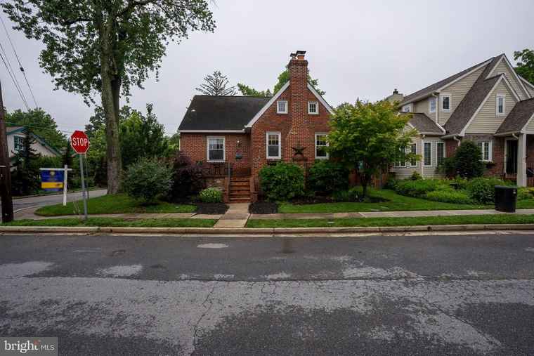 Photo of 26 Locust Dr Baltimore, MD 21228