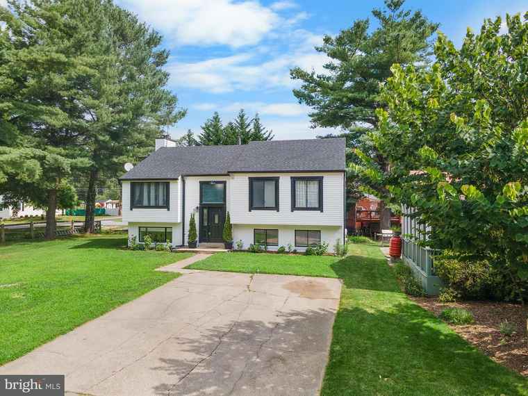 Photo of 30 Pavilion Dr Gaithersburg, MD 20878