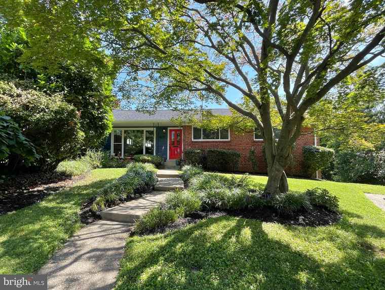 Photo of 8605 Farrell Ct Chevy Chase, MD 20815