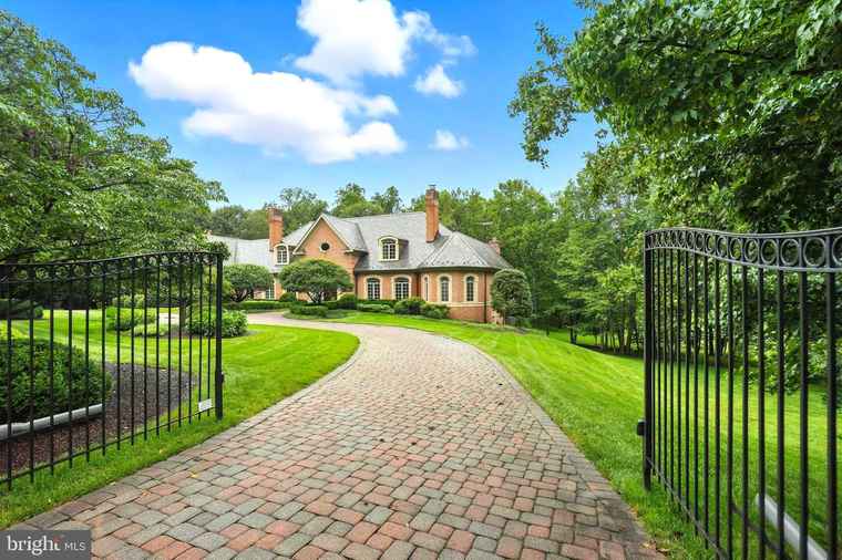Photo of 688 Rossmore Ct Great Falls, VA 22066