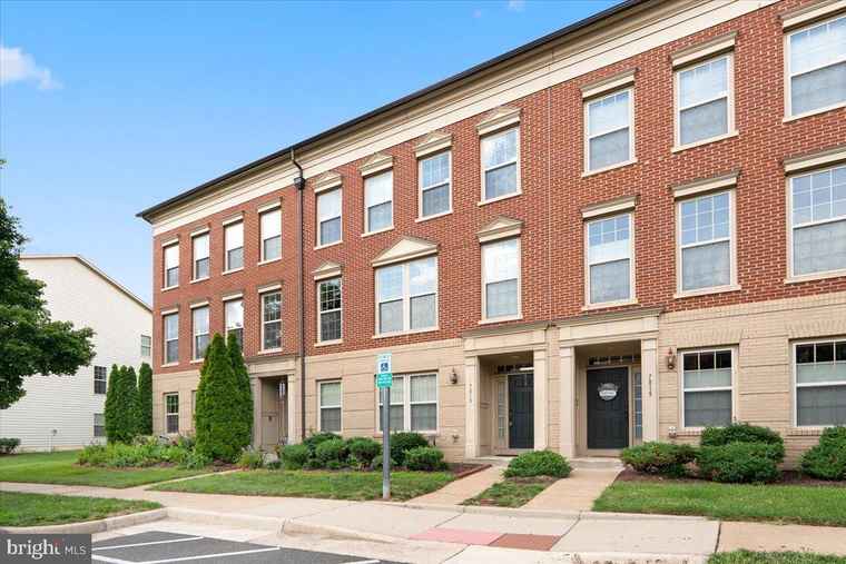 Photo of 7813 Crescent Park Dr Gainesville, VA 20155