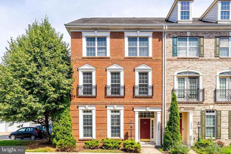 Photo of 22948 Fanshaw Sq Brambleton, VA 20148