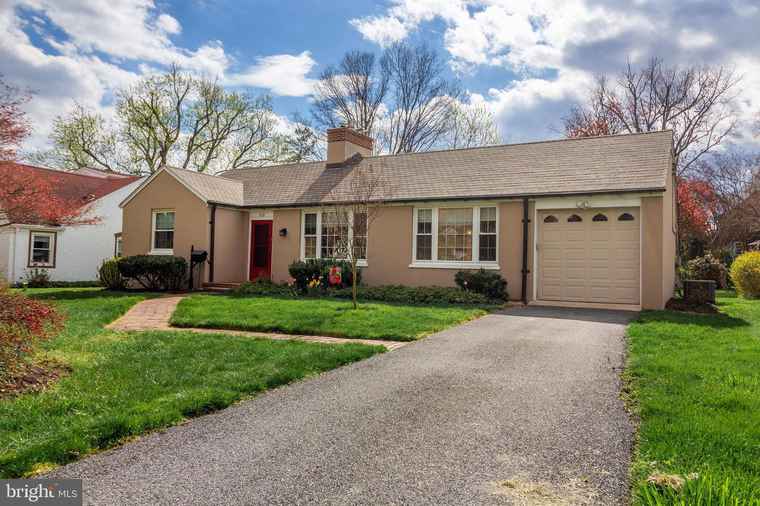 Photo of 110 Fairfield Dr Catonsville, MD 21228