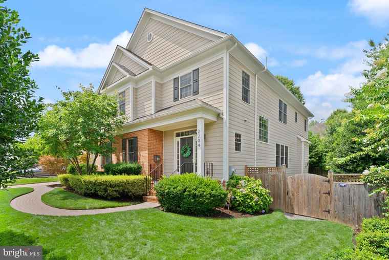 Photo of 2204 Boxwood Dr Falls Church, VA 22043