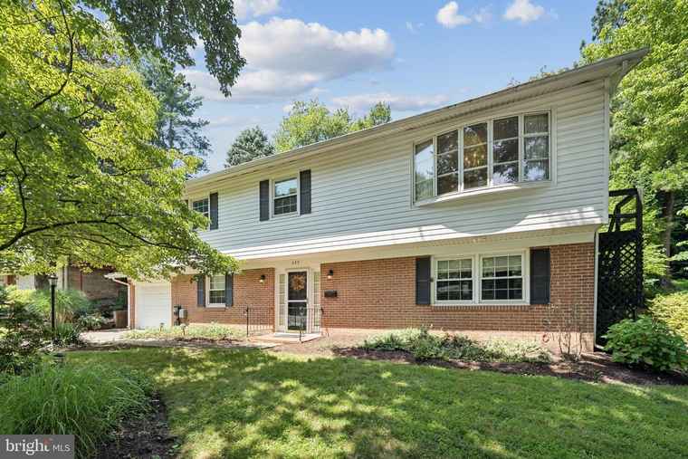 Photo of 889 Diamond Dr Gaithersburg, MD 20878