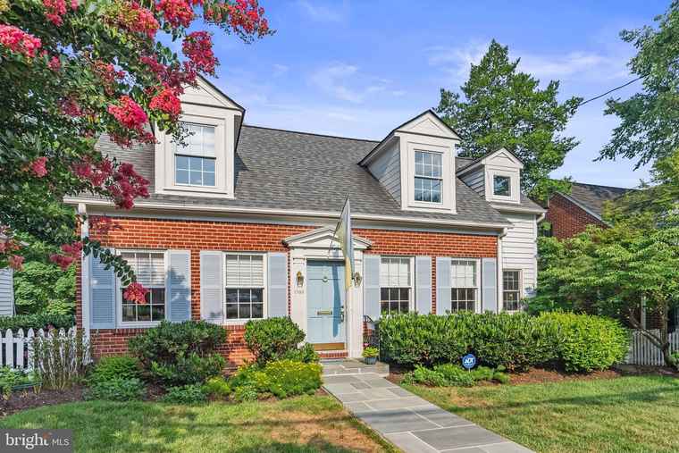 Photo of 1703 Russell Rd Alexandria, VA 22301