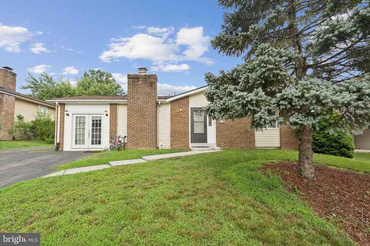 Photo of 805 N York Rd Sterling, VA 20164