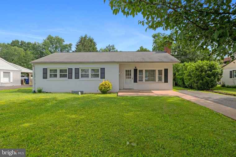 Photo of 106 North St NE Leesburg, VA 20176