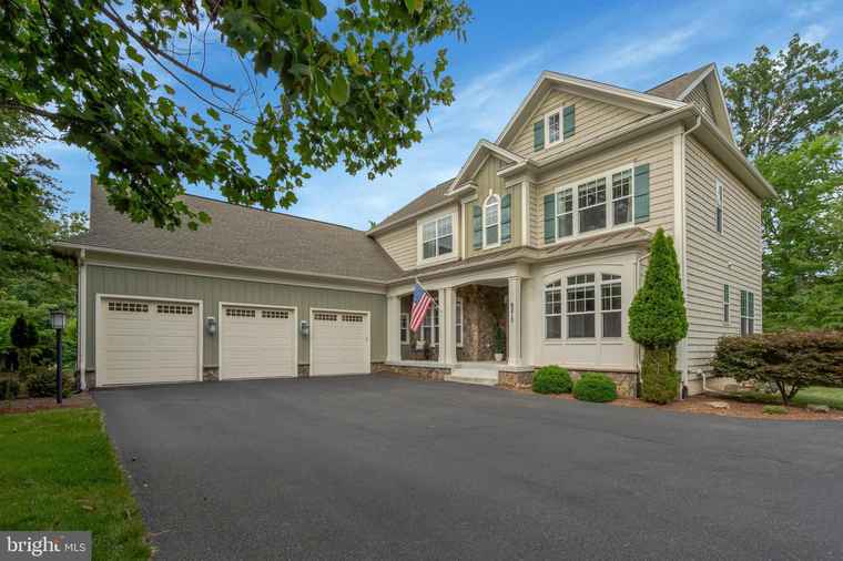 Photo of 8213 Bearhurst Dr Gainesville, VA 20155
