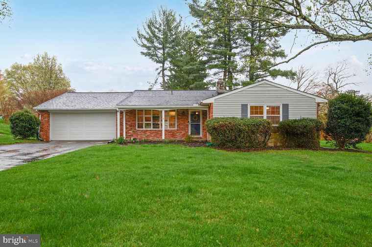 Photo of 2813 Deerfield Dr Ellicott City, MD 21043