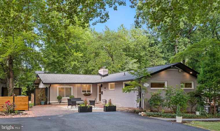 Photo of 9912 Pinehurst Ave Fairfax, VA 22030