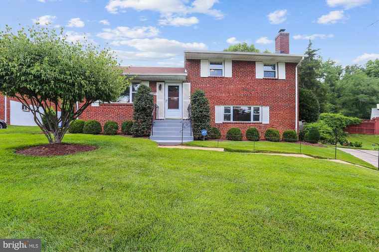 Photo of 12120 Hunters Ln Rockville, MD 20852