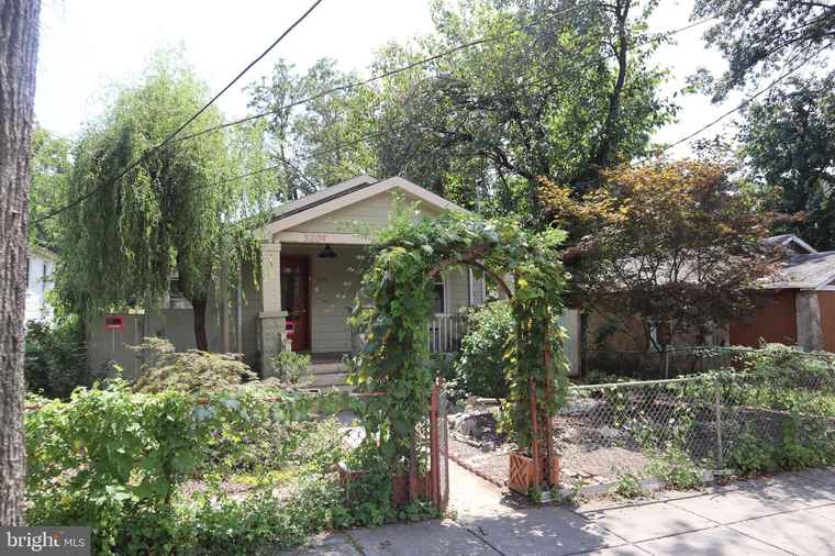 Photo of 3209 E St SE Washington, DC 20019