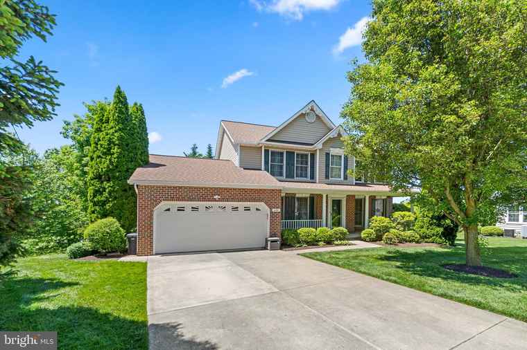 Photo of 604 Firethorn Ct Mount Airy, MD 21771