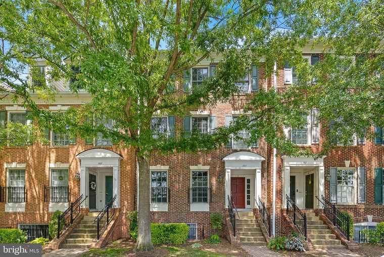 Photo of 703 Massey Ln Unit B Alexandria, VA 22314
