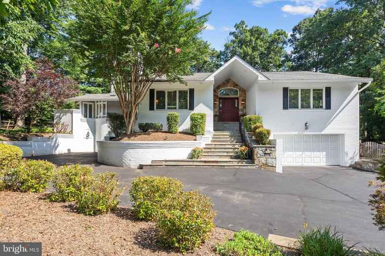 Photo of 10332 Eclipse Ln Great Falls, VA 22066