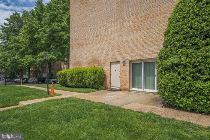 人気の贈り物が 11919 Parklawn Dr Unit T-1, Rockville, MD 20852 | Redfin トップス