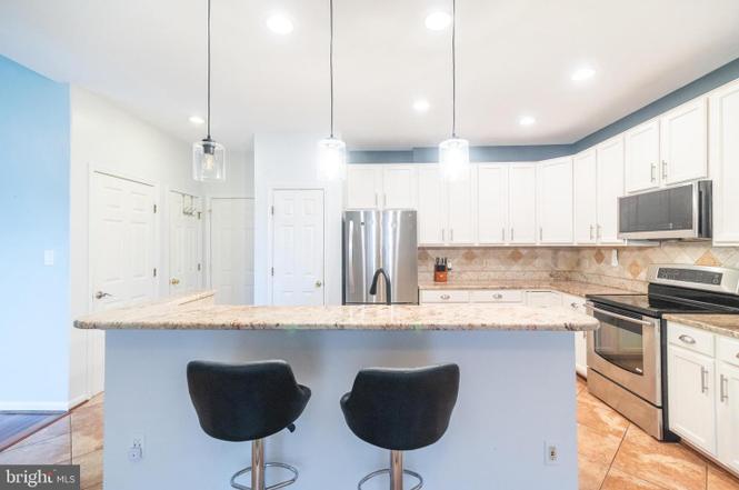 kitchen  6005 Honnicut Dr, Centreville, VA 20121 | Redfin
