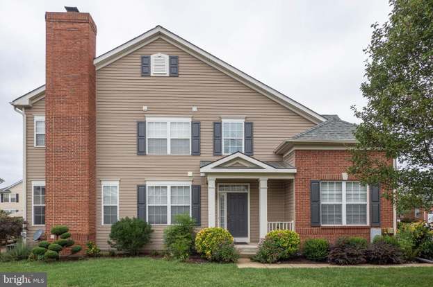 See What I Found On Zillow Https Www Zillow Com Homedetails 3602 Lupton Ct White Plains Md 20695 98559064 Zpid Home House Styles House