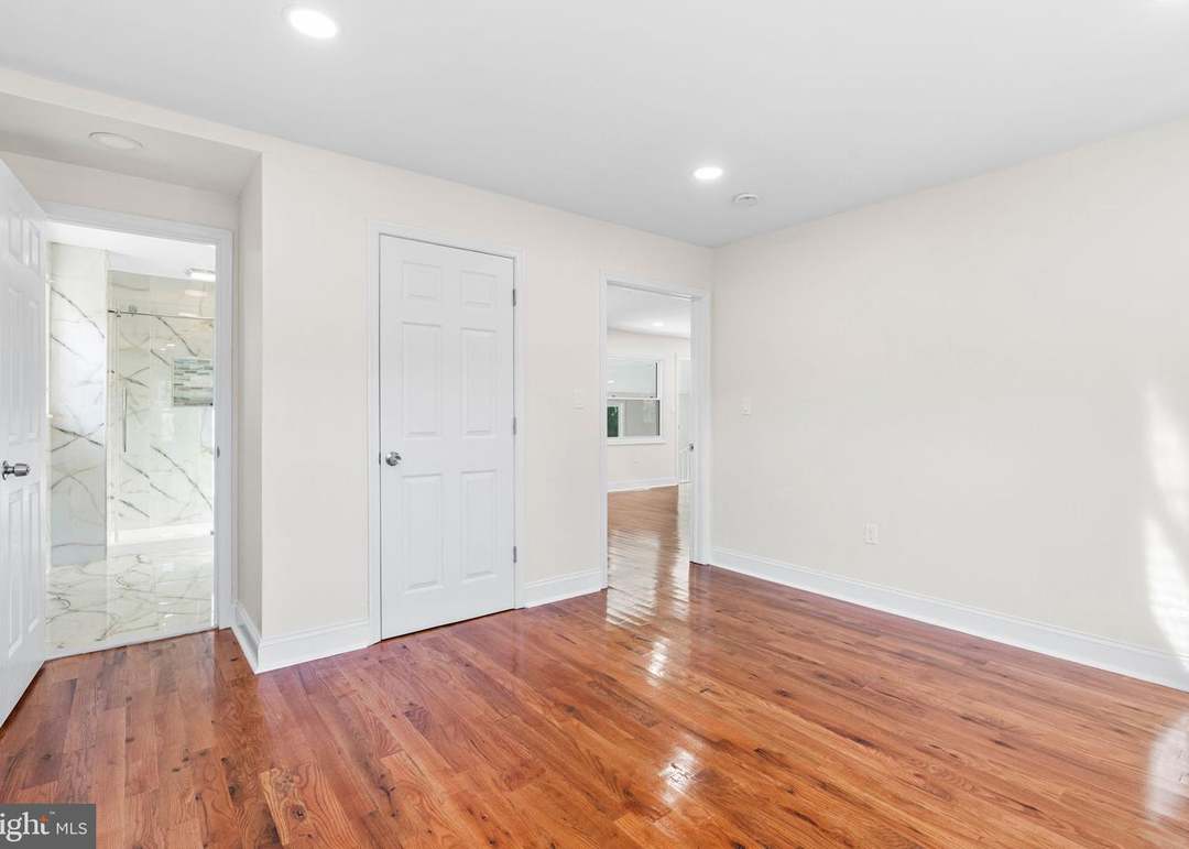 45 Moon Dr, Levittown, PA 19054