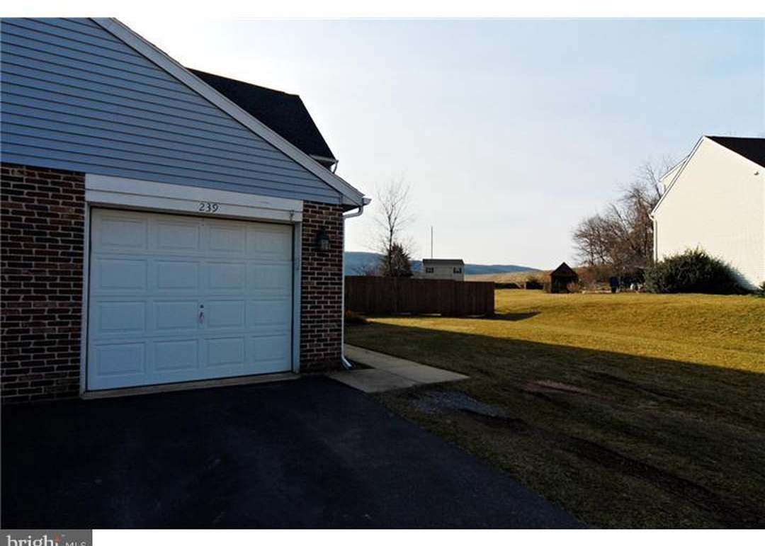 239 S 4th St, Womelsdorf, PA 19567