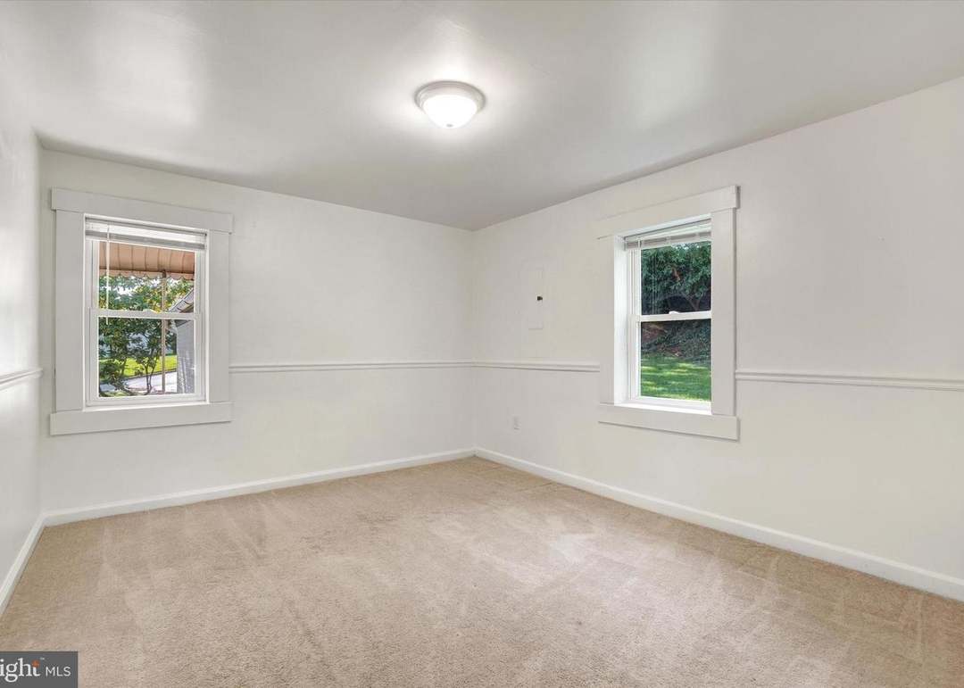 1596 Old Farm Ln, York, PA 17403