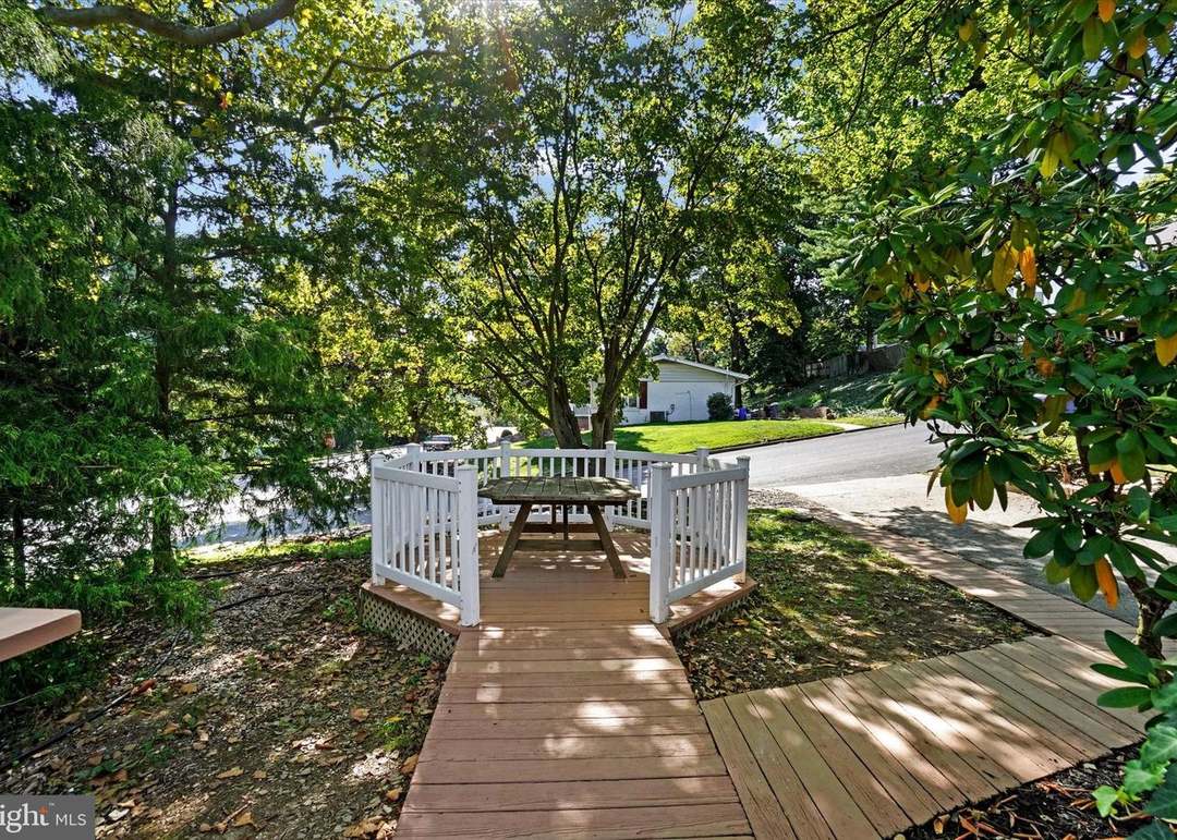 1596 Old Farm Ln, York, PA 17403