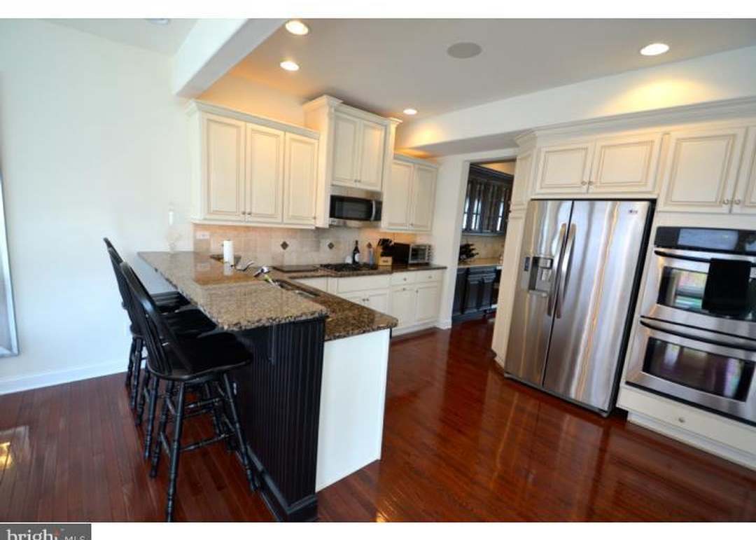 3156 Woods Edge Dr, Garnet Valley, PA 19060