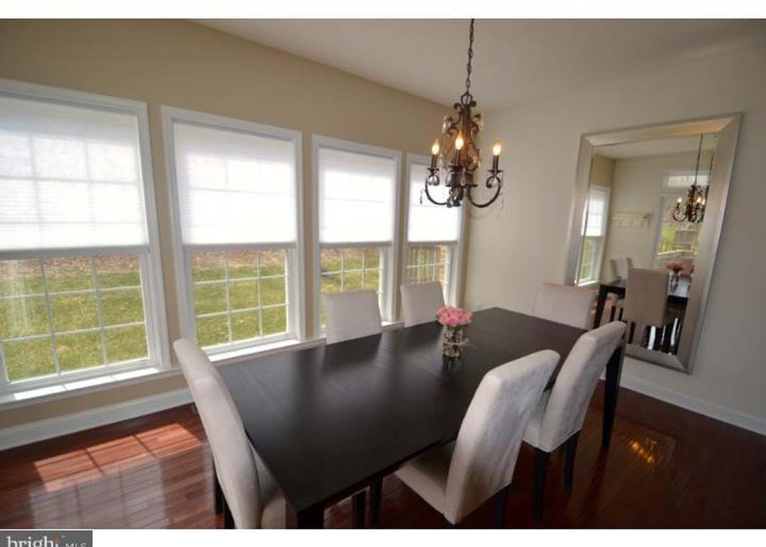 3156 Woods Edge Dr, Garnet Valley, PA 19060