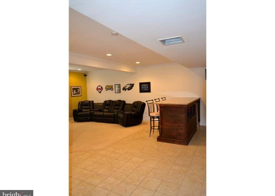 3156 Woods Edge Dr, Garnet Valley, PA 19060