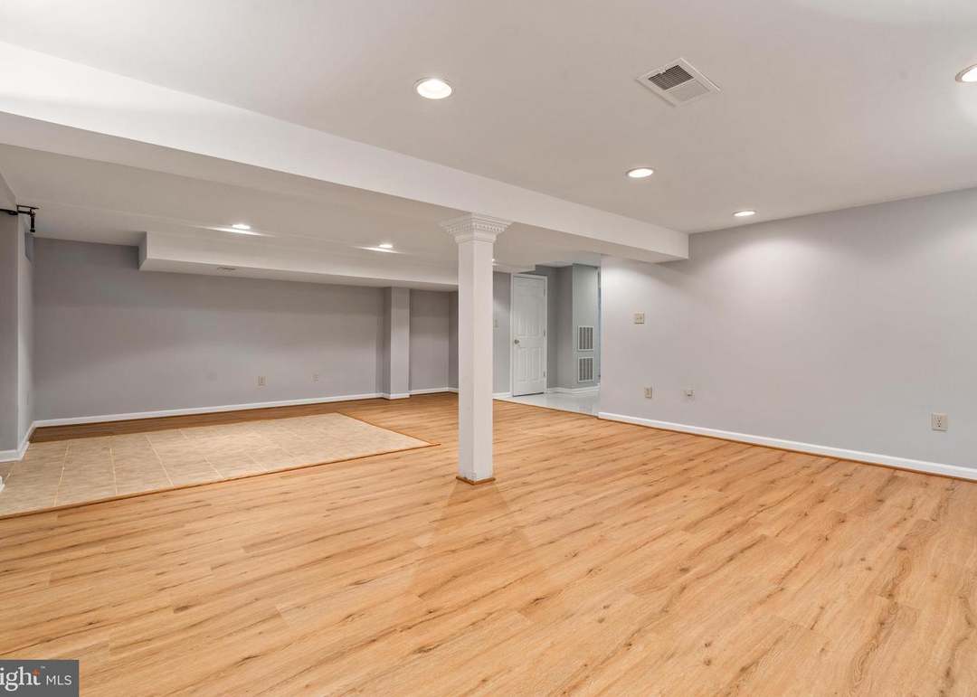 8107 Hollygate Dr, Glenn Dale, MD 20769