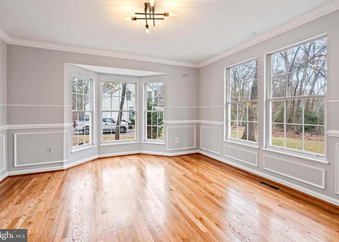 8107 Hollygate Dr, Glenn Dale, MD 20769