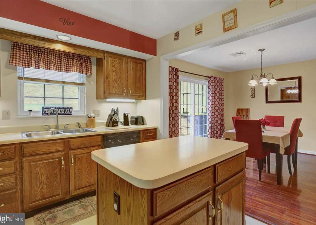 4 Ashburg Dr, Mechanicsburg, PA 17050