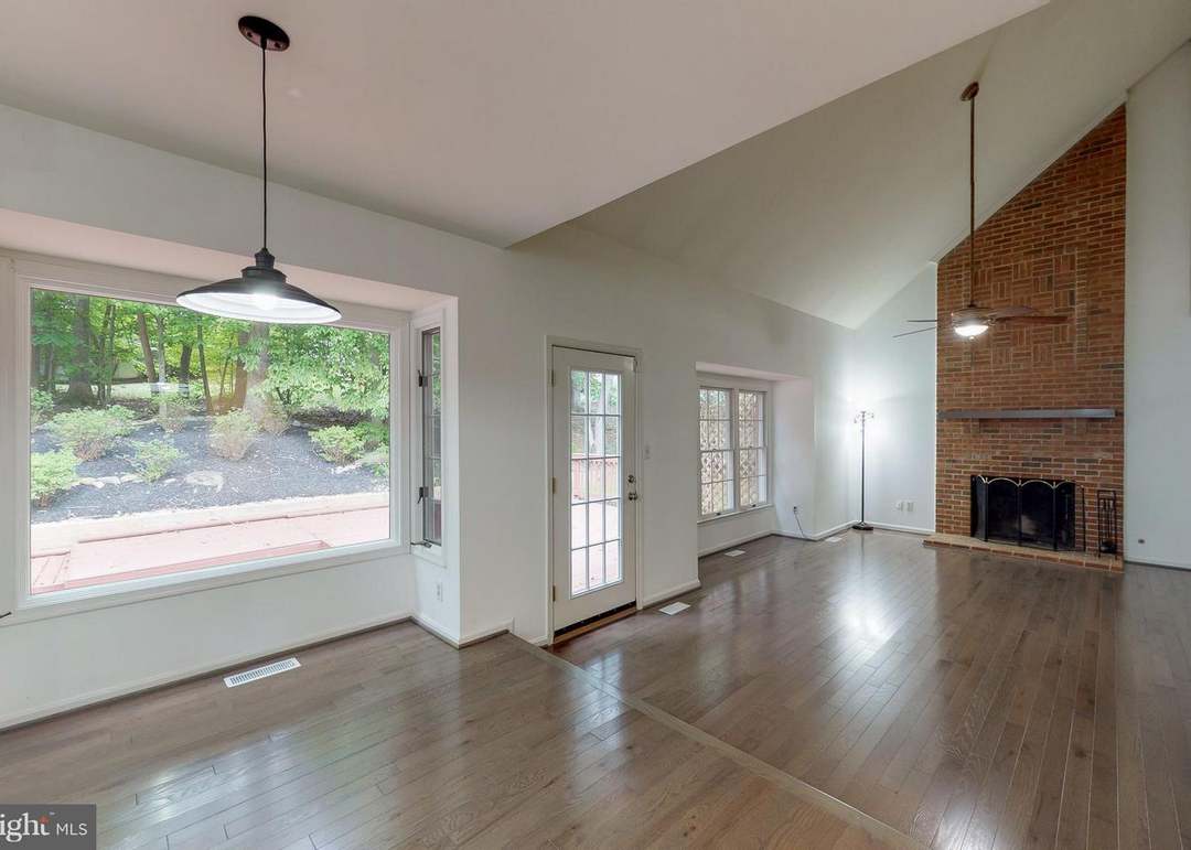 8114 Glenhurst Dr, Fairfax Station, VA 22039