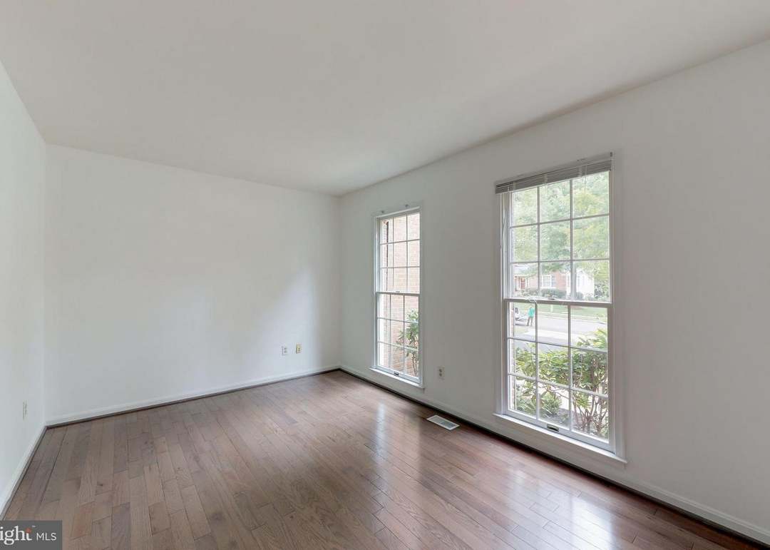 8114 Glenhurst Dr, Fairfax Station, VA 22039