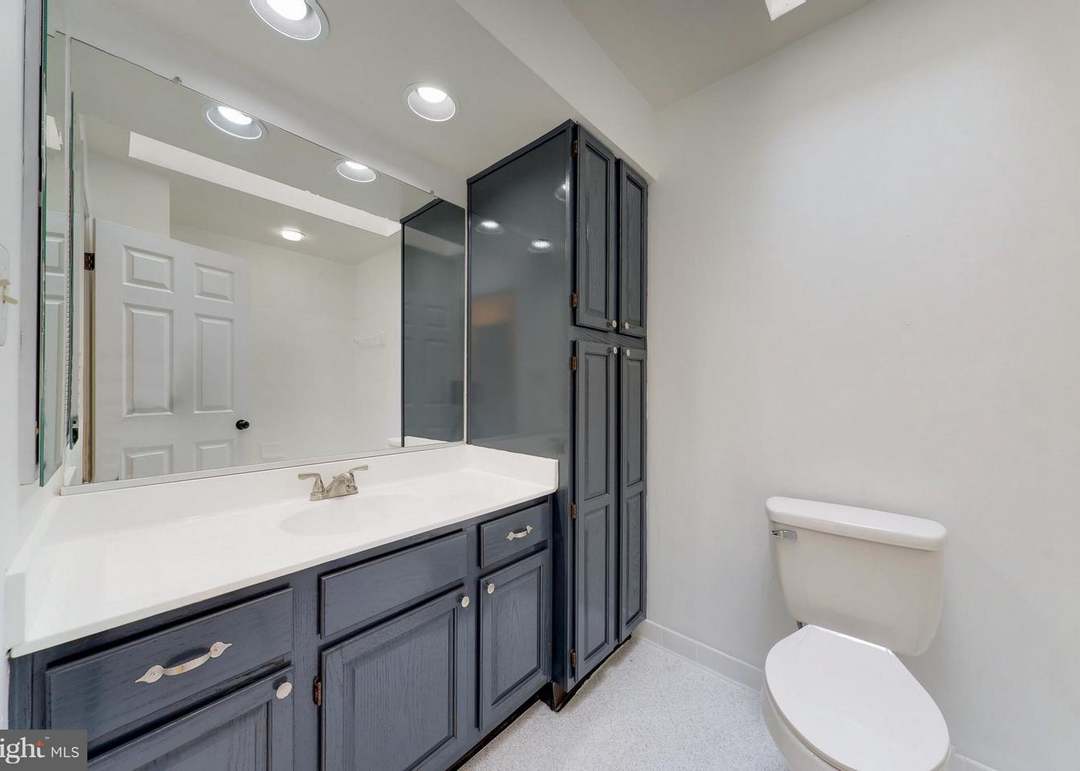 8114 Glenhurst Dr, Fairfax Station, VA 22039