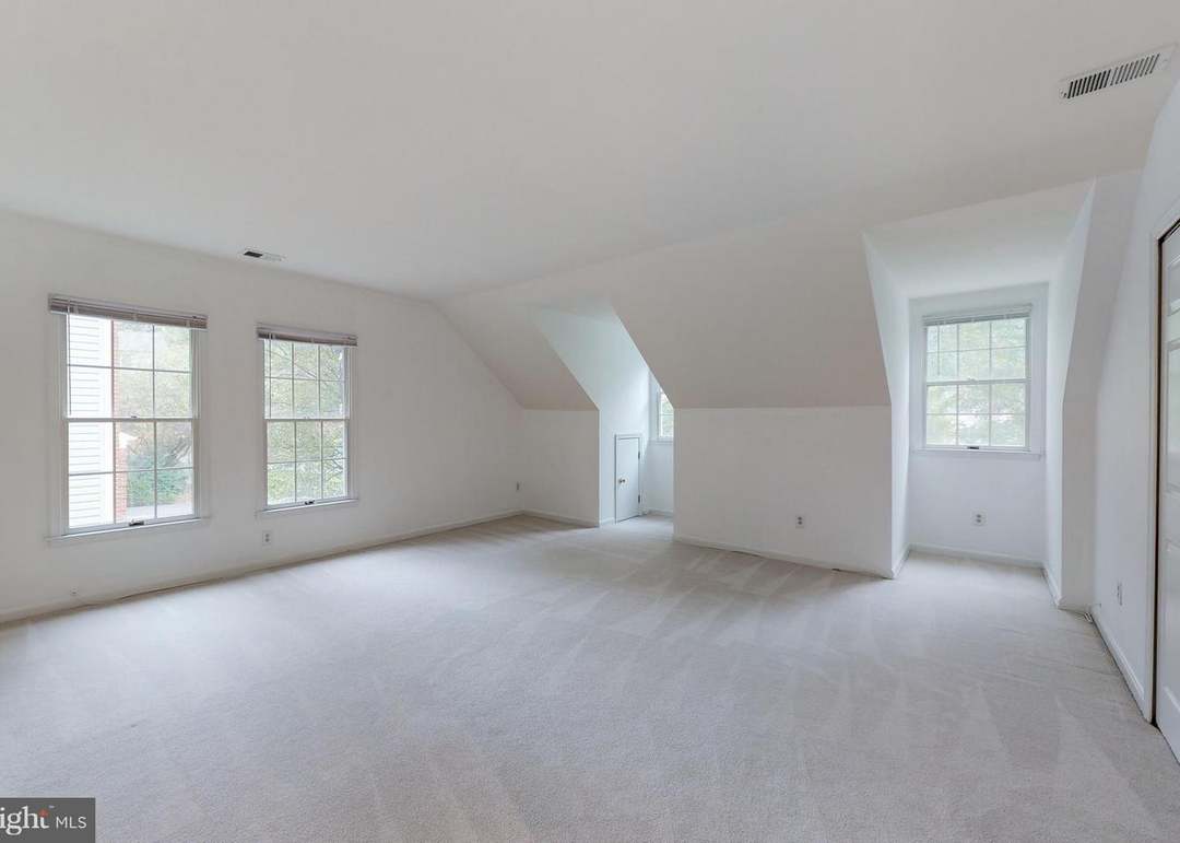 8114 Glenhurst Dr, Fairfax Station, VA 22039