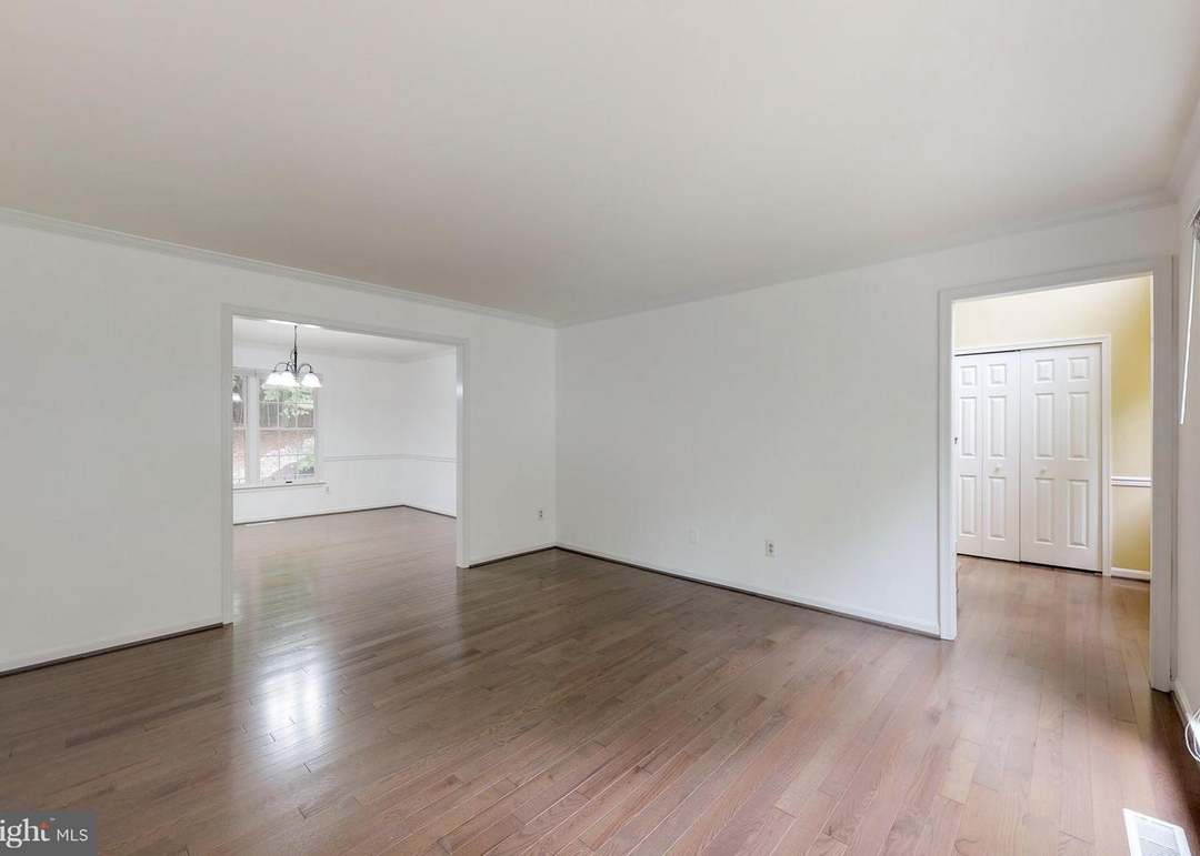 8114 Glenhurst Dr, Fairfax Station, VA 22039