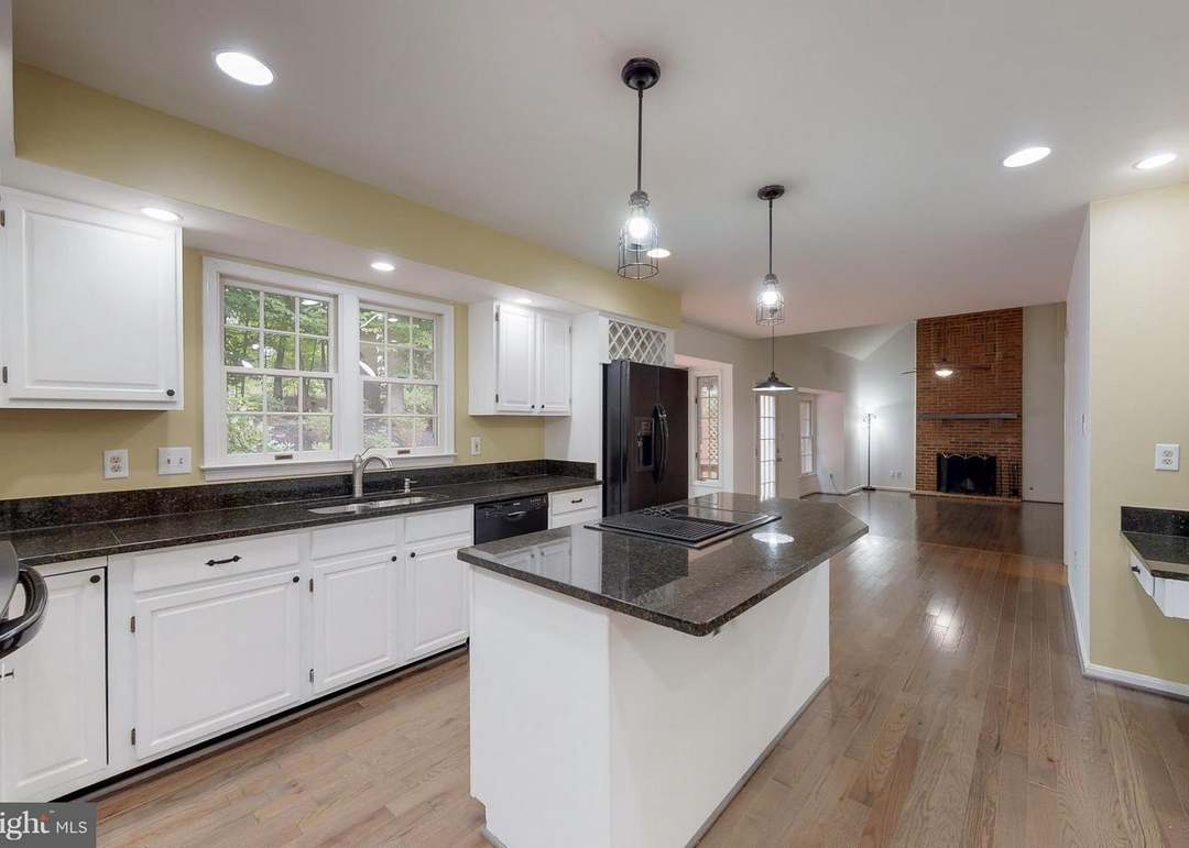 8114 Glenhurst Dr, Fairfax Station, VA 22039
