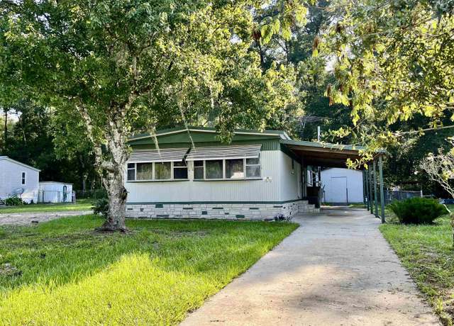 Property at 118 Park Cir, Palatka, FL 32177, 3 beds, 2 baths