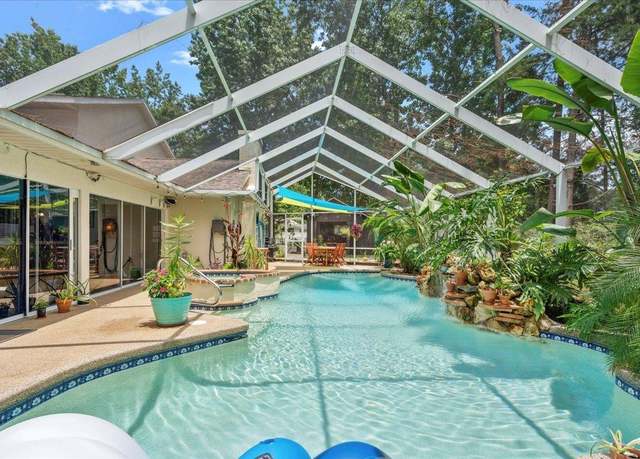 Property at 22 Woodston Ln, Palm Coast, FL 32164, 6 beds, 3 baths