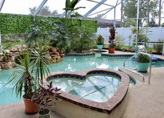 Property at 22 Woodston Ln, Palm Coast, FL 32164, 6 beds, 3 baths