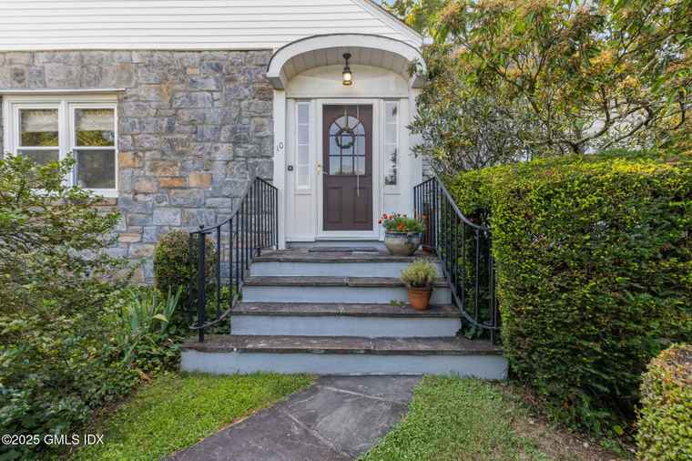 Photo of 10 Pilgrim Dr Greenwich, CT 06831