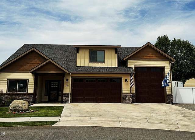 Property at 1402 W Wayward Cir, Post Falls, ID 83854, 4 beds, 3 baths