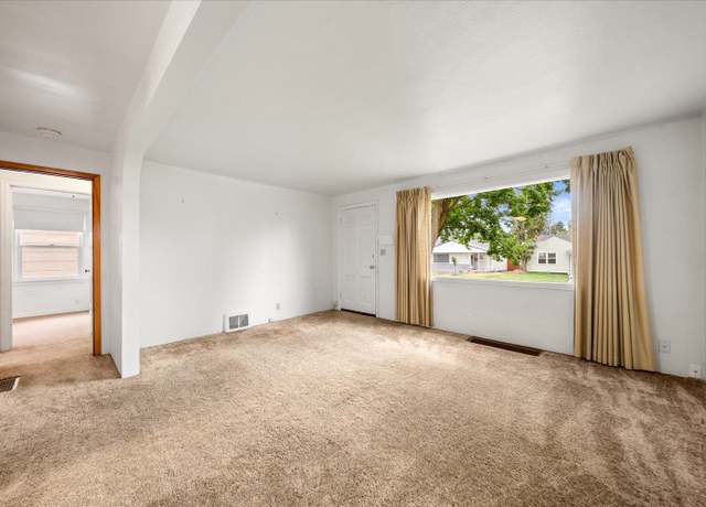 Property at 5114 N Elgin St, Spokane, WA 99205, 3 beds, 2 baths