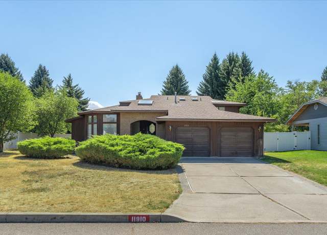 Property at 11910 E 33rd Ave, Spokane, WA 99206, 3 beds, 3 baths