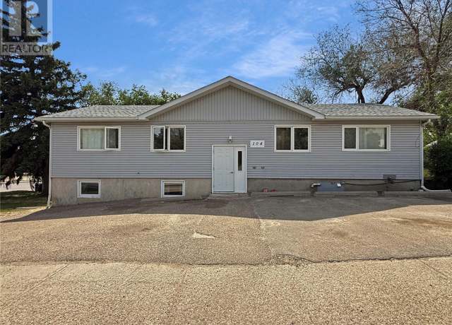 Property at 104 6th Ave NE, Swift Current, SK S9H 2M1, 4 beds, 3 baths