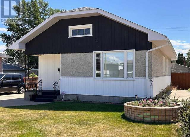 Property at 137 12th St Northeast, Medicine Hat, AB T1A 5T6, 3 beds, 1 bath